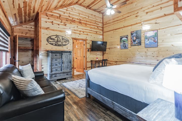 3号卧室位于三楼。 提供2米宽双人床和套房浴室。