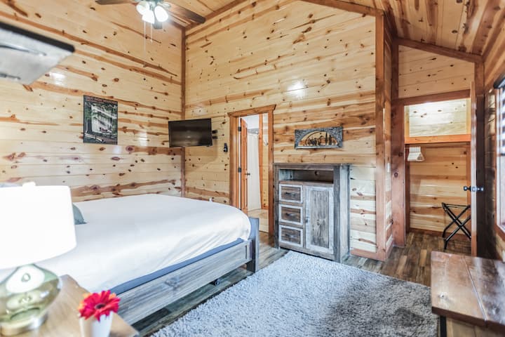 6号卧室设有一张2米宽双人床和一间套房浴室。