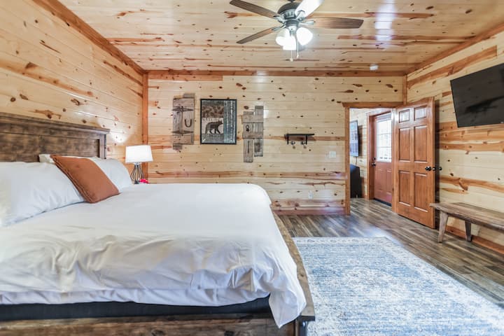 主卧配有2米宽双人床、电视和套内卫生间。