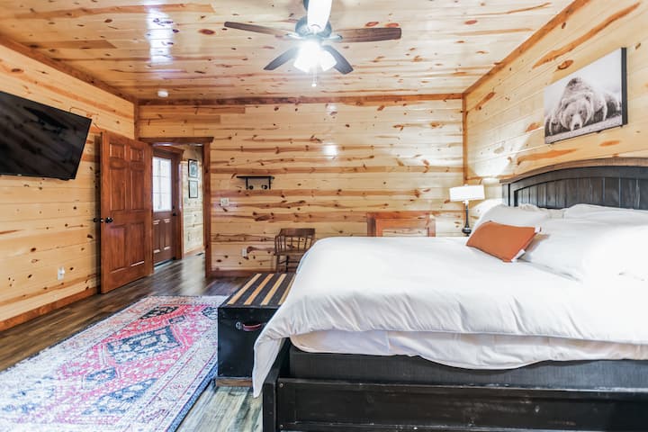 2号卧室配有加大双人床、电视、电视和套内卫生间。