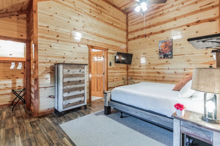 5号卧室设有一张2米宽双人床和一间套房浴室。