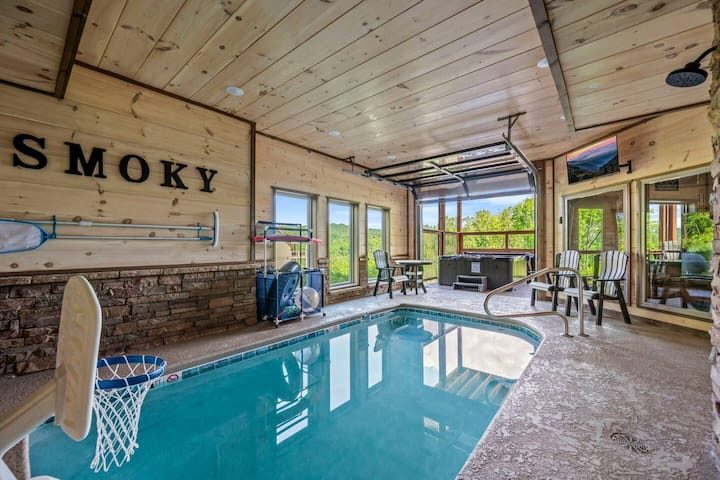 4br Lux Mountain Pool Cabin - View, Theater & More