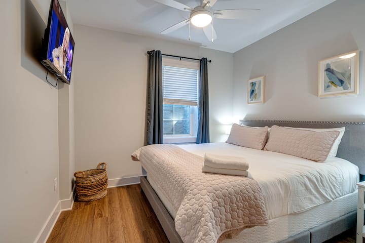 Прва единица: Втора спална соба со кревет со големина „king size“ и паметен телевизор.