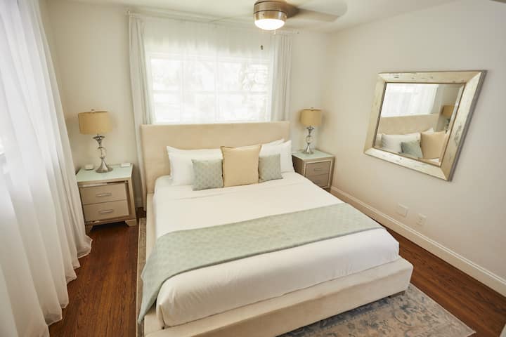 The Serenity Suite, mapumziko ya amani yenye duvet ya kupoza na mapazia ya kuzima