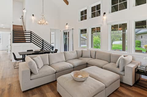 Pet Friendly Luxury Home w/ Private Hot Tub