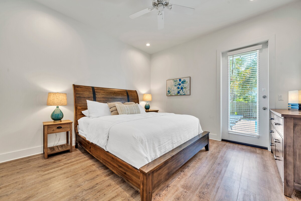 Suite King Size au 1er étage avec salle de bain attenante privée et entrée sur la terrasse arrière