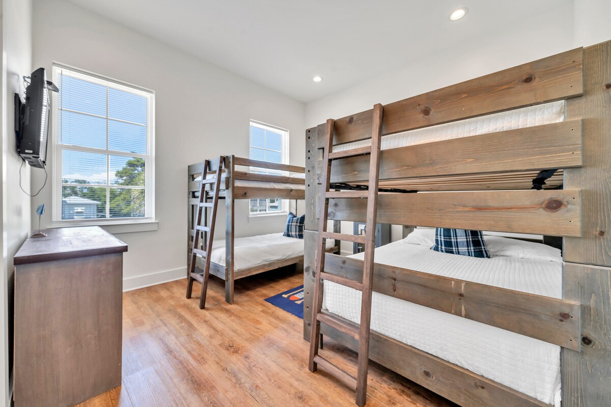 Chambre superposée au 2e étage avec salle de bain privée, 2 ensembles de lits jumeaux/lits superposés complets et salle de bain attenante privée