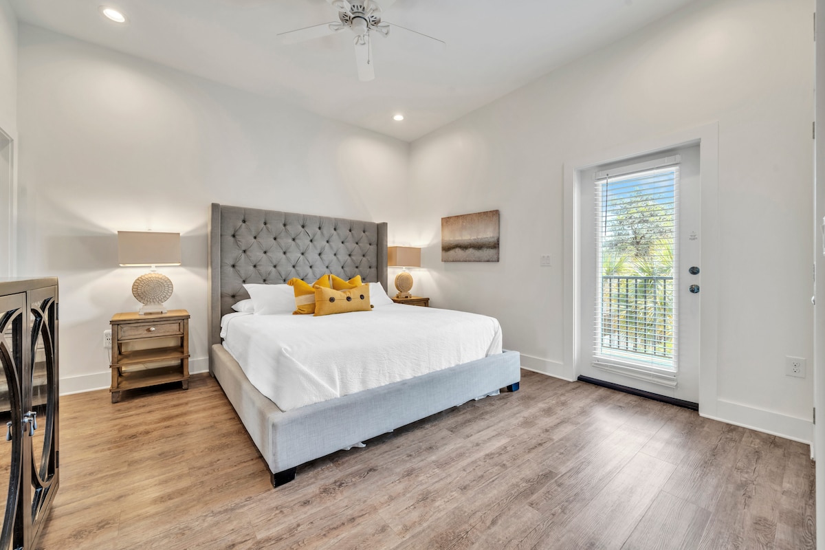 Suite King Size au 2e étage avec salle de bain attenante et accès au balcon privé