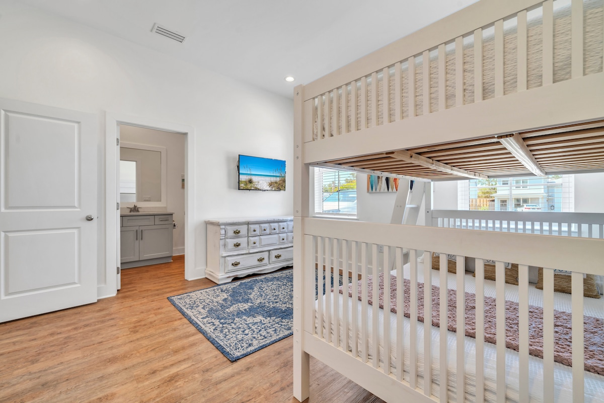 Chambre superposée au 1er étage avec 2 ensembles de lits doubles et salle de bain attenante privée