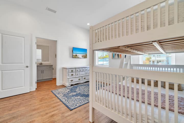 Соба на спрат на 1 кат со 2 комплета целосни/целосни кревети и приватна бања