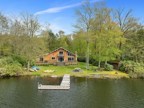 Lakefront Family Home, Kayaks, Hot Tub, Fireplace