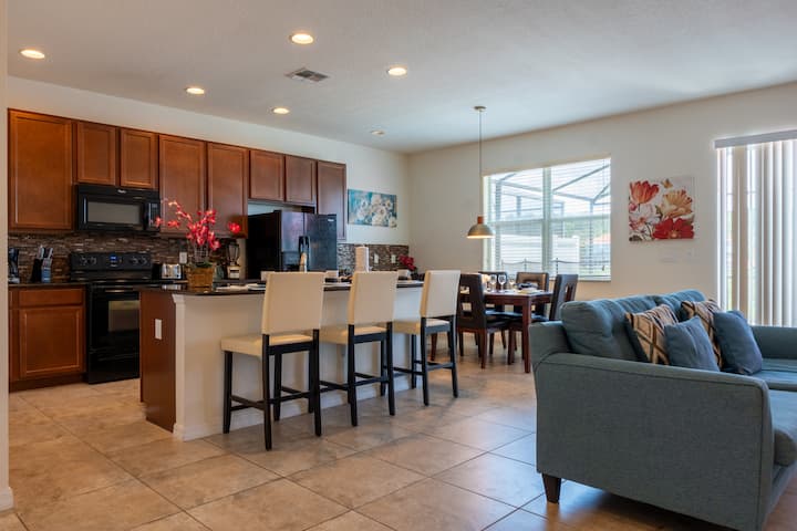 Luxury 4 Bedroom 3 Bath Pool Home 283 - Kissimmee, FL