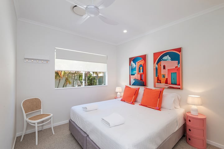 Dormitorio 2 con baño privado, 1 cama tamaño king o (2 camas individuales largas)