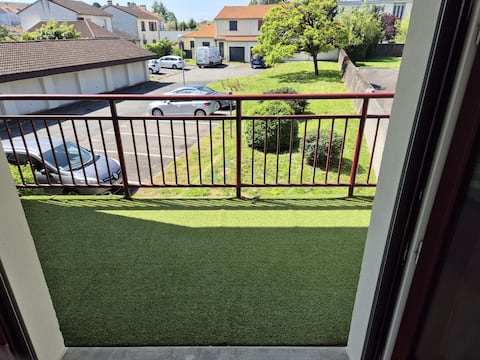 Popular Airbnb listing: Spacious apartment with balcony in Nantes Sud