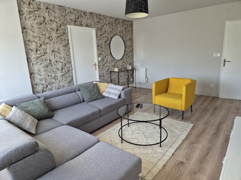 Popular Airbnb listing: Spacious apartment with balcony in Nantes Sud