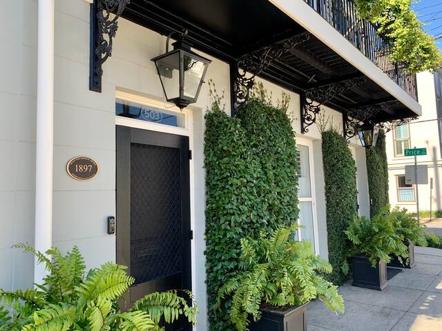 Luxury Living Savannah managed Airbnb listing 1