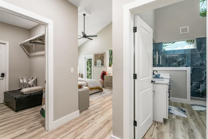 ארון גדול עם מיטת יחיד מתקפלת ומזרן מתנפח