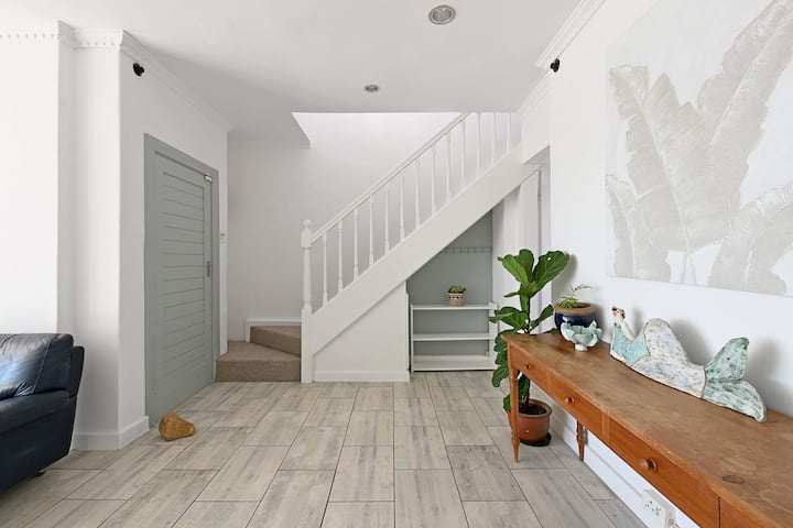 Perfect Location Walk To Beach And Sea Views - Camps Bay