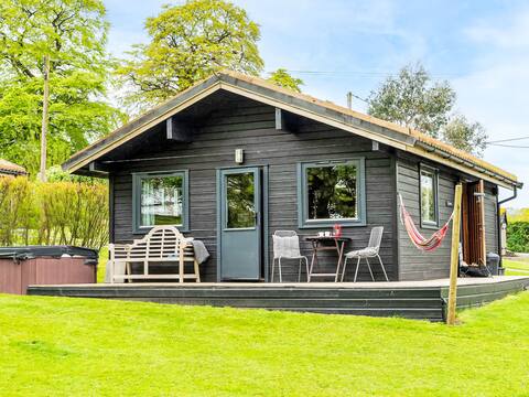 Lodge 4 - Hot Tub Lodge by Interhome