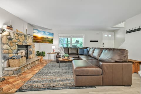 *Pickleball~No-step access~Hot tub~Firepit~BBQ