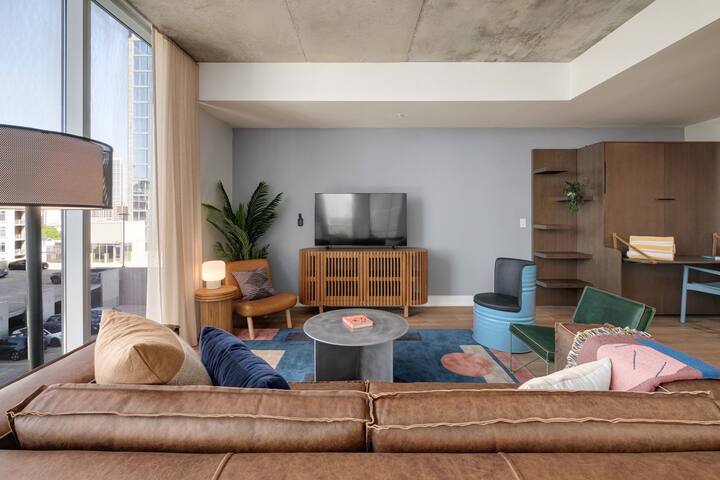 Lux Group Stay | Rooftop Pool | #1 Stay on Rainey gallery image 3