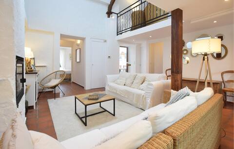 Amazing home in Saint-Vaast-la-Hougue with WiFi