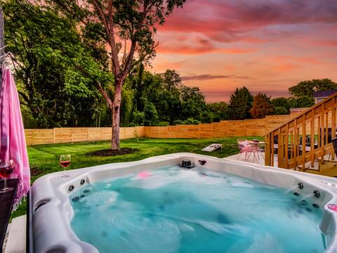 Luxe Cottage, Hot Tub, Firepit & Stroll to Main St