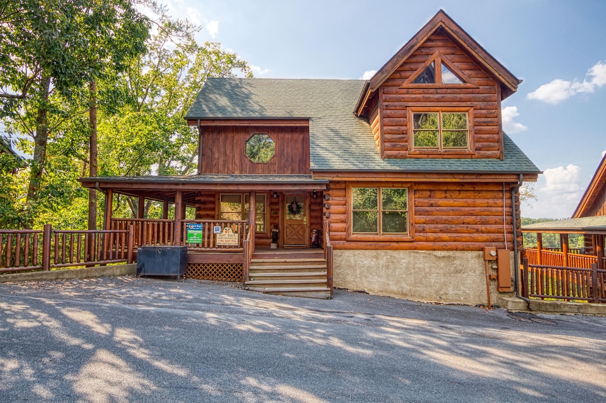 Pigeon Forge Resort Cabin with Pool Access, Hot Tu