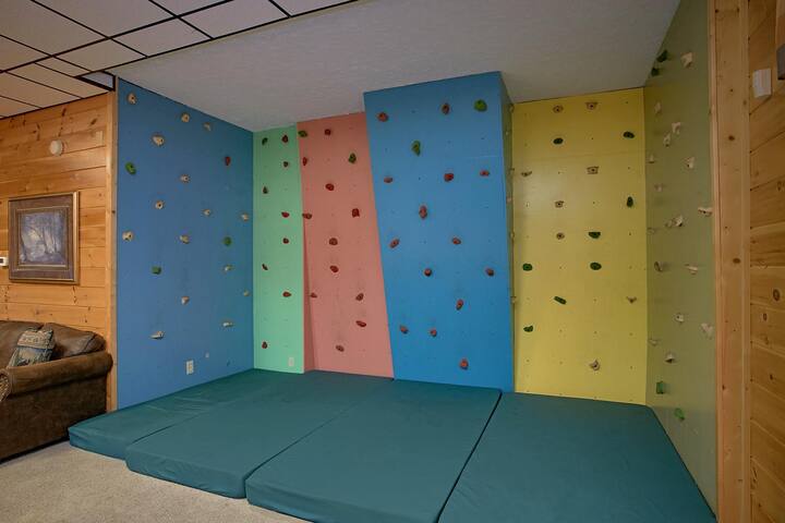 Pared de escalada para niños con alfombrillas de seguridad