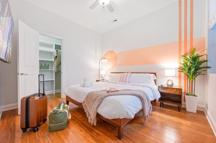 Balcony, Gym, 1 Garage Parking, Sleeps 12! gallery image 5