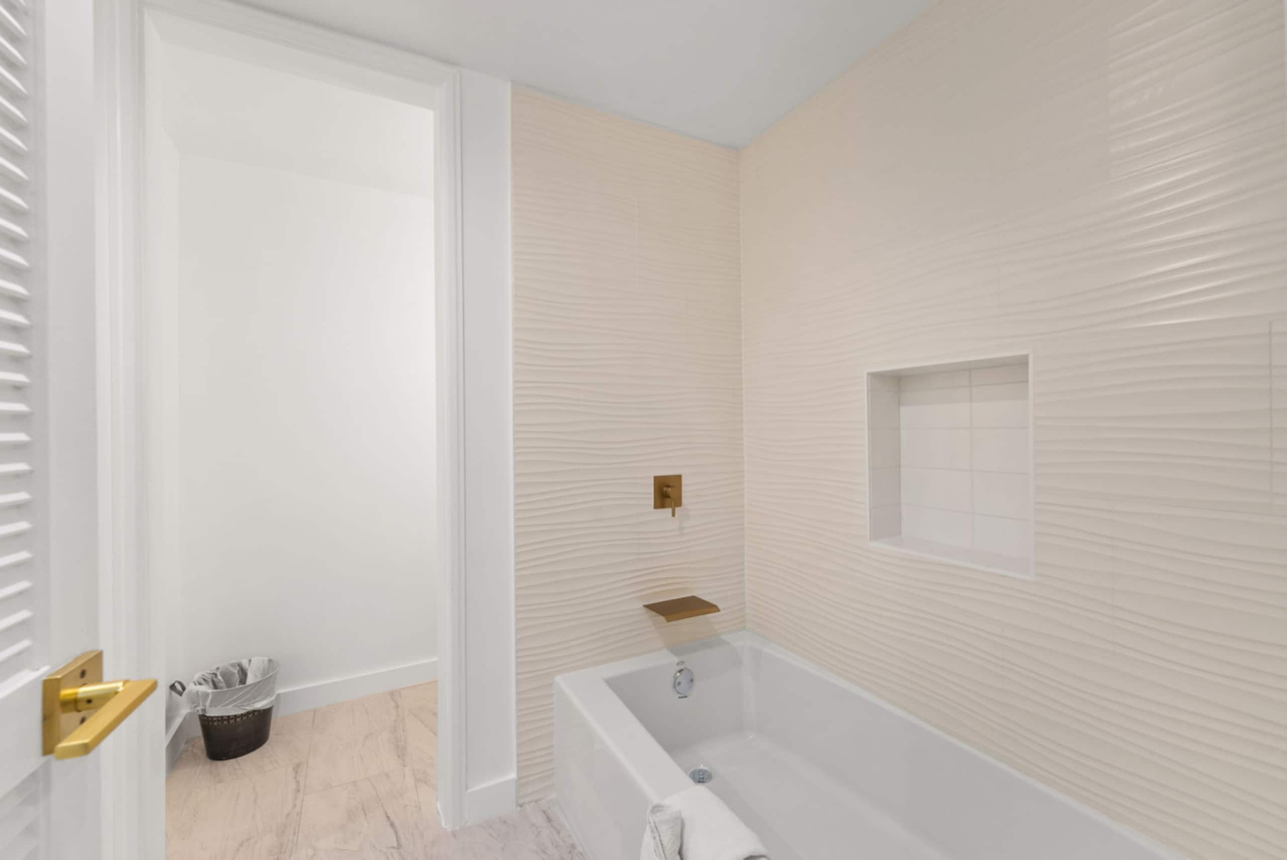 *Honu Hale: Penthouse 2 BDR Ocean View Waikiki* - Image 12
