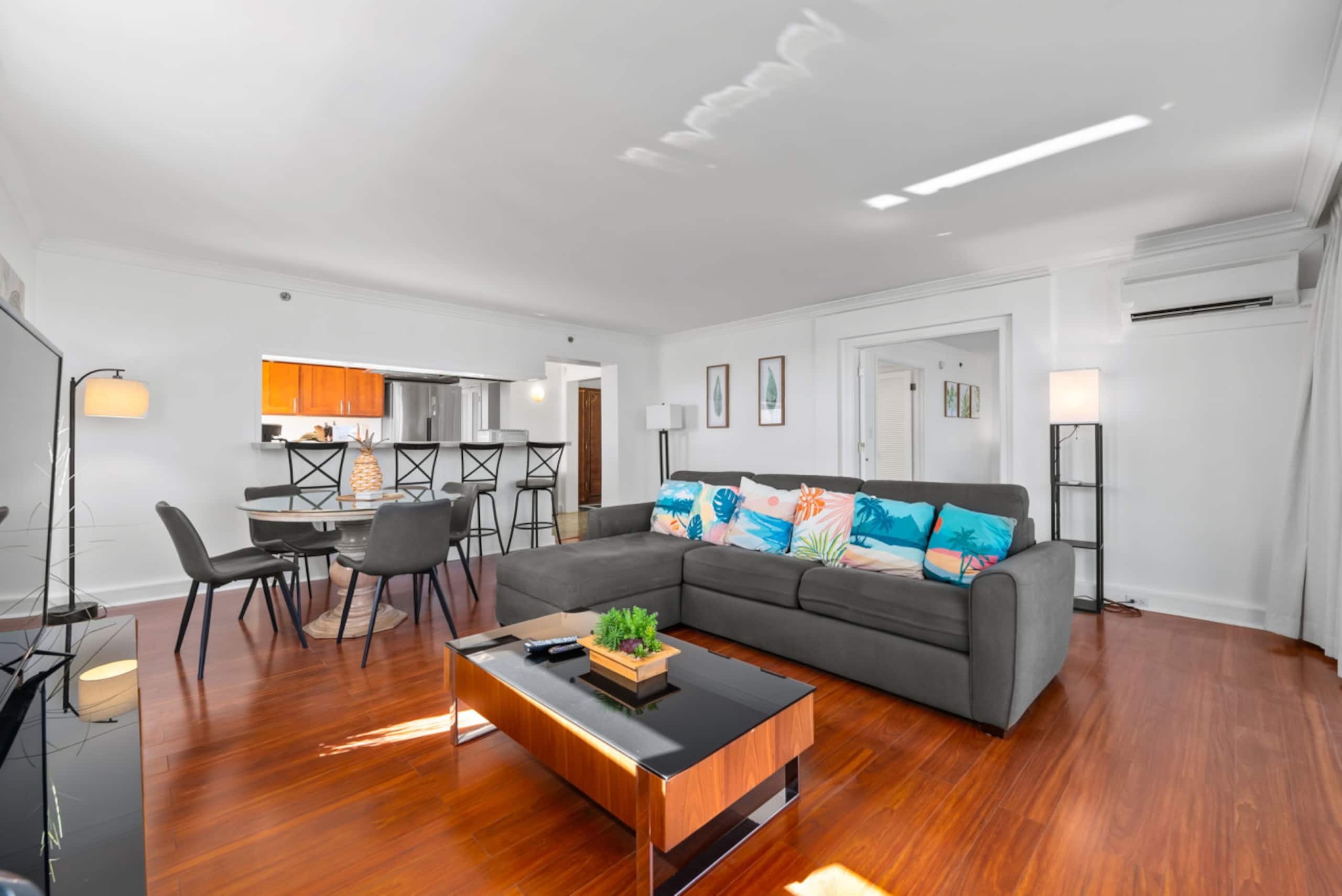 *Honu Hale: Penthouse 2 BDR Ocean View Waikiki* - Image 18