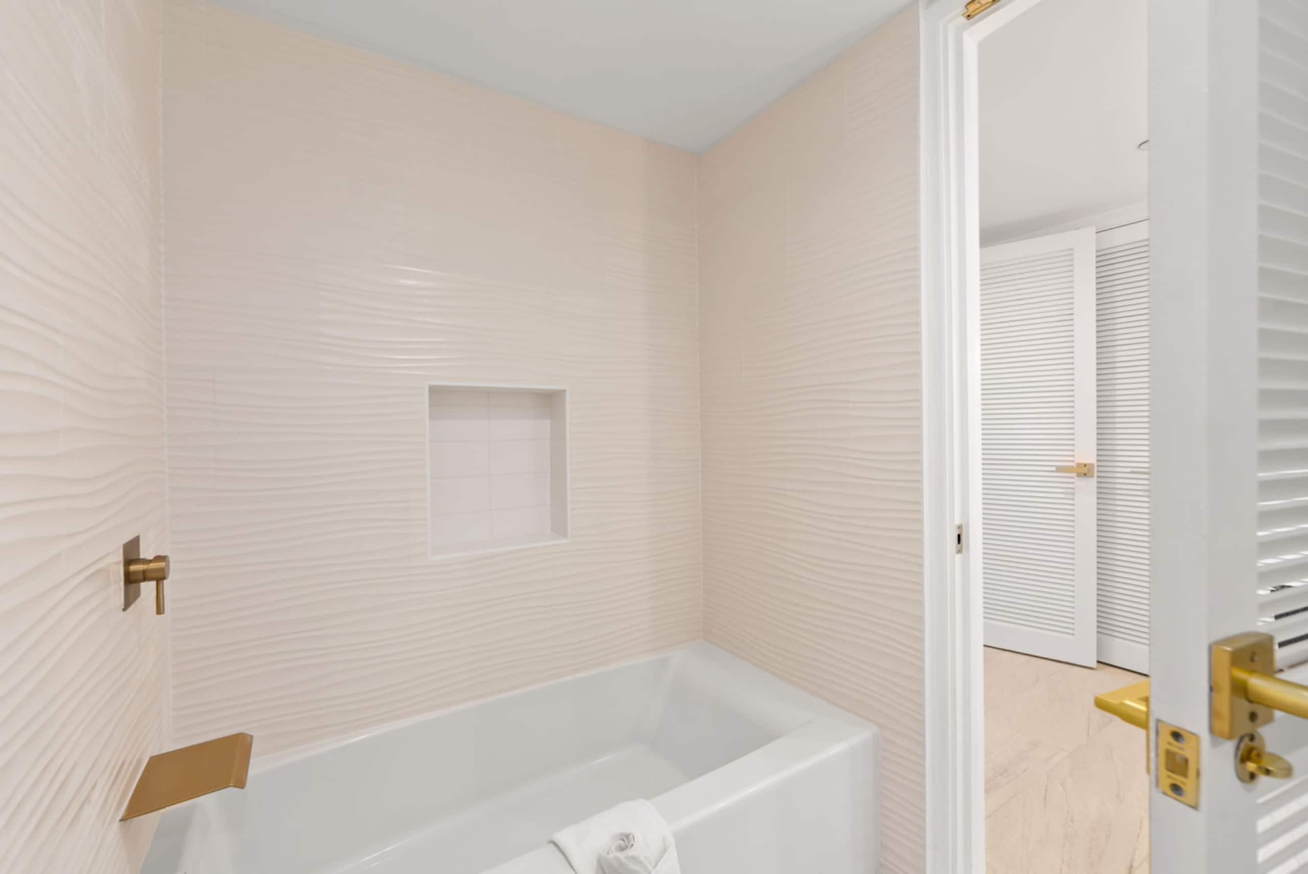 *Honu Hale: Penthouse 2 BDR Ocean View Waikiki* - Image 13