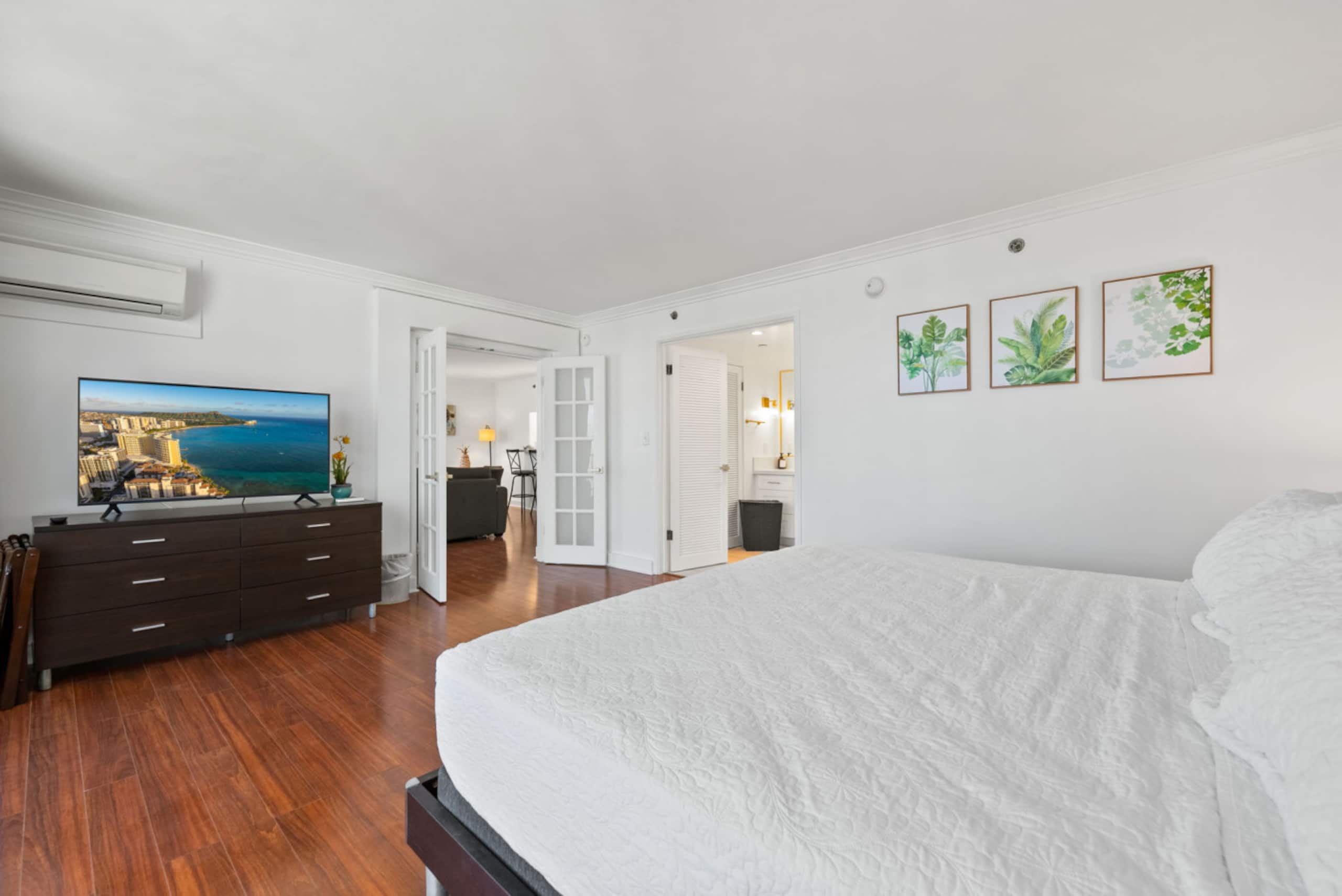 *Honu Hale: Penthouse 2 BDR Ocean View Waikiki* - Image 10