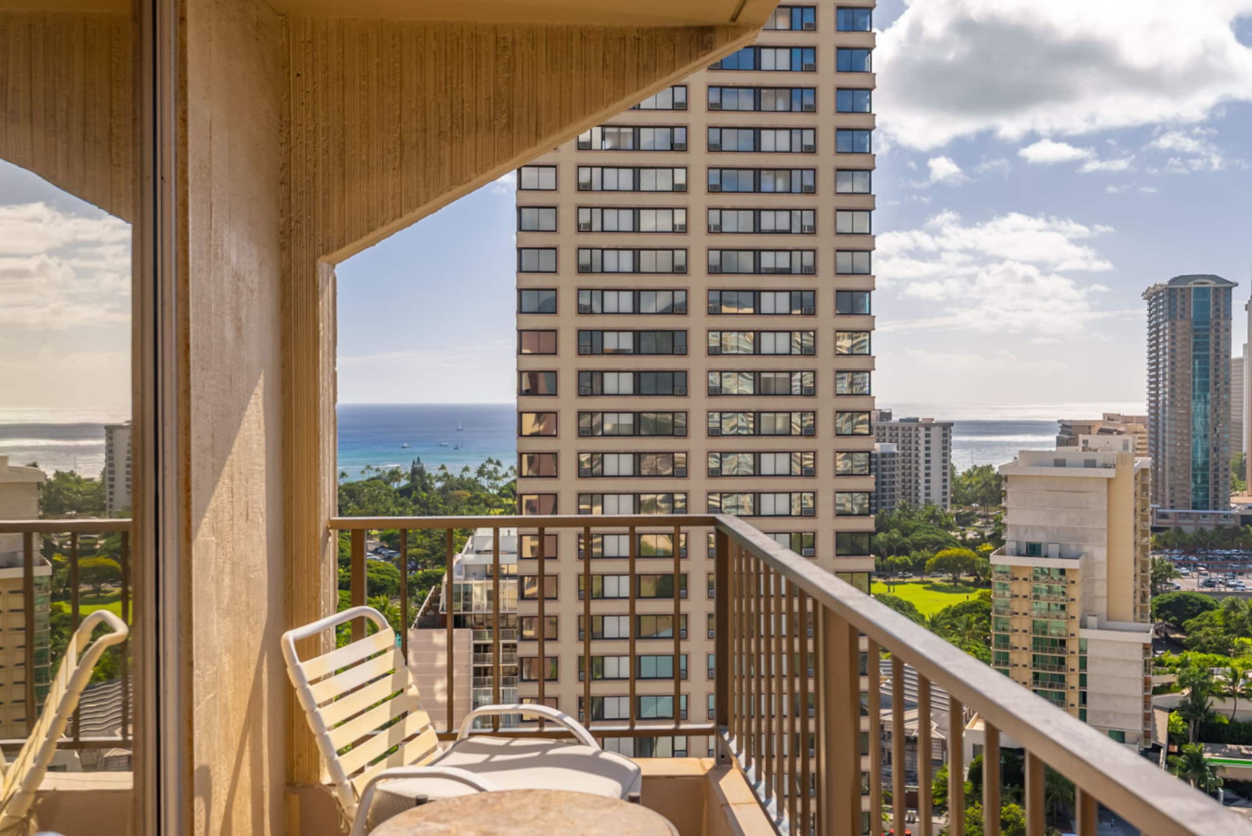 *Honu Hale: Penthouse 2 BDR Ocean View Waikiki* - Image 56