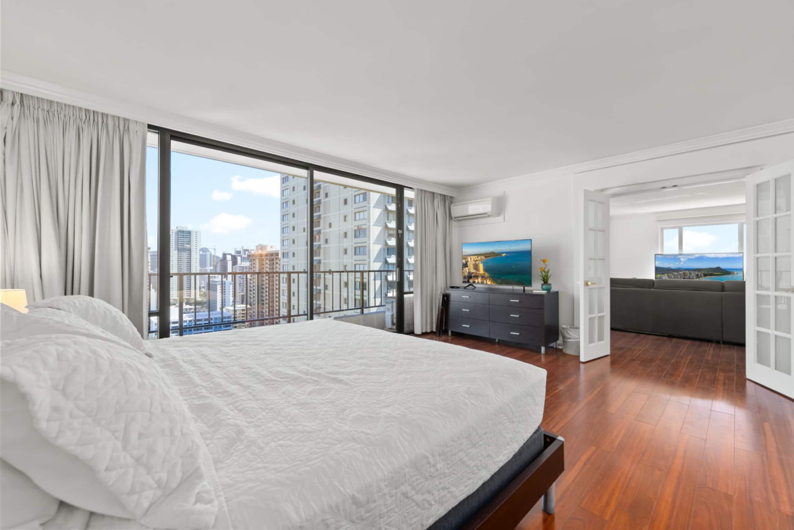 *Honu Hale: Penthouse 2 BDR Ocean View Waikiki* - Image 8