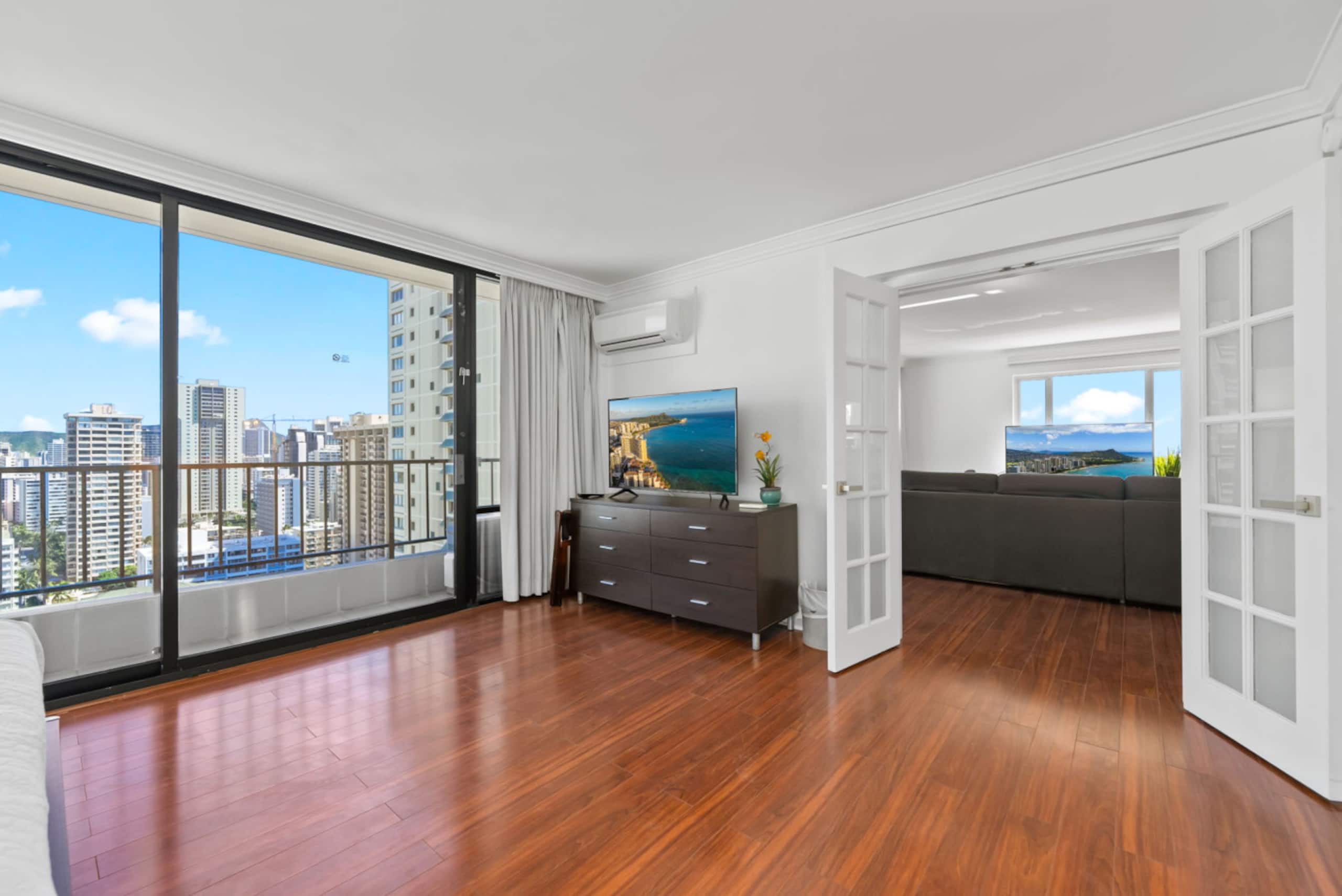 *Honu Hale: Penthouse 2 BDR Ocean View Waikiki* - Image 9