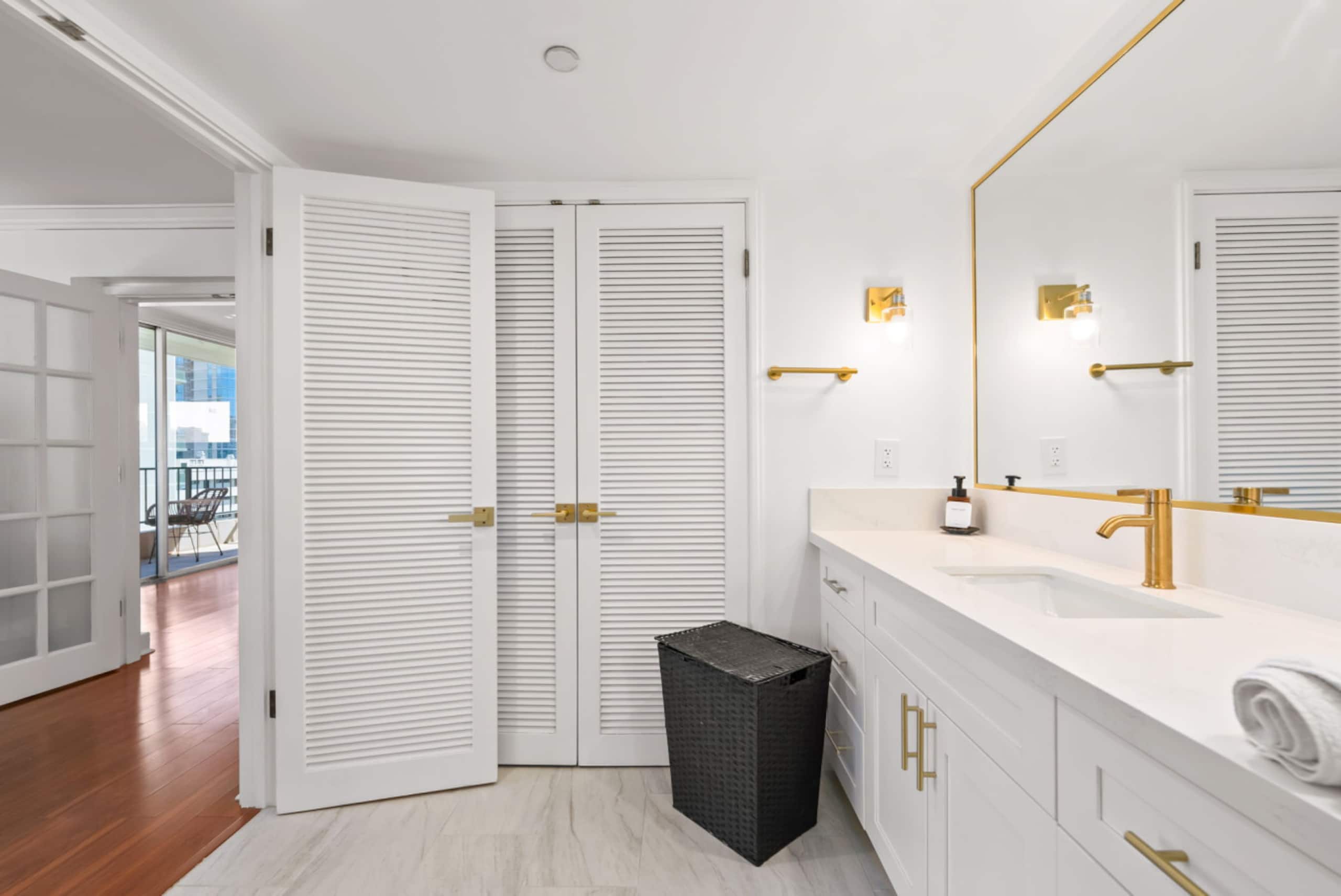 *Honu Hale: Penthouse 2 BDR Ocean View Waikiki* - Image 15