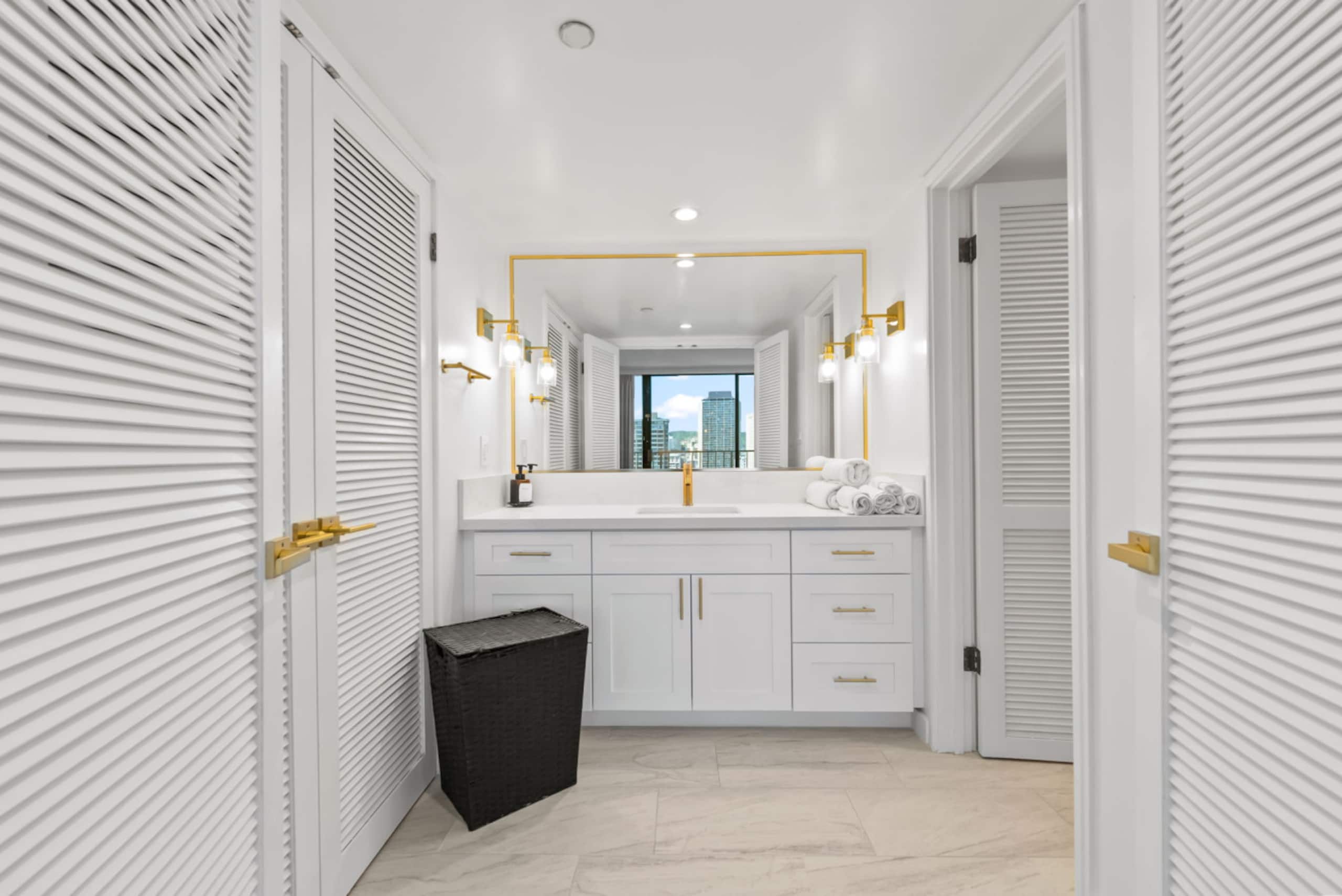 *Honu Hale: Penthouse 2 BDR Ocean View Waikiki* - Image 11