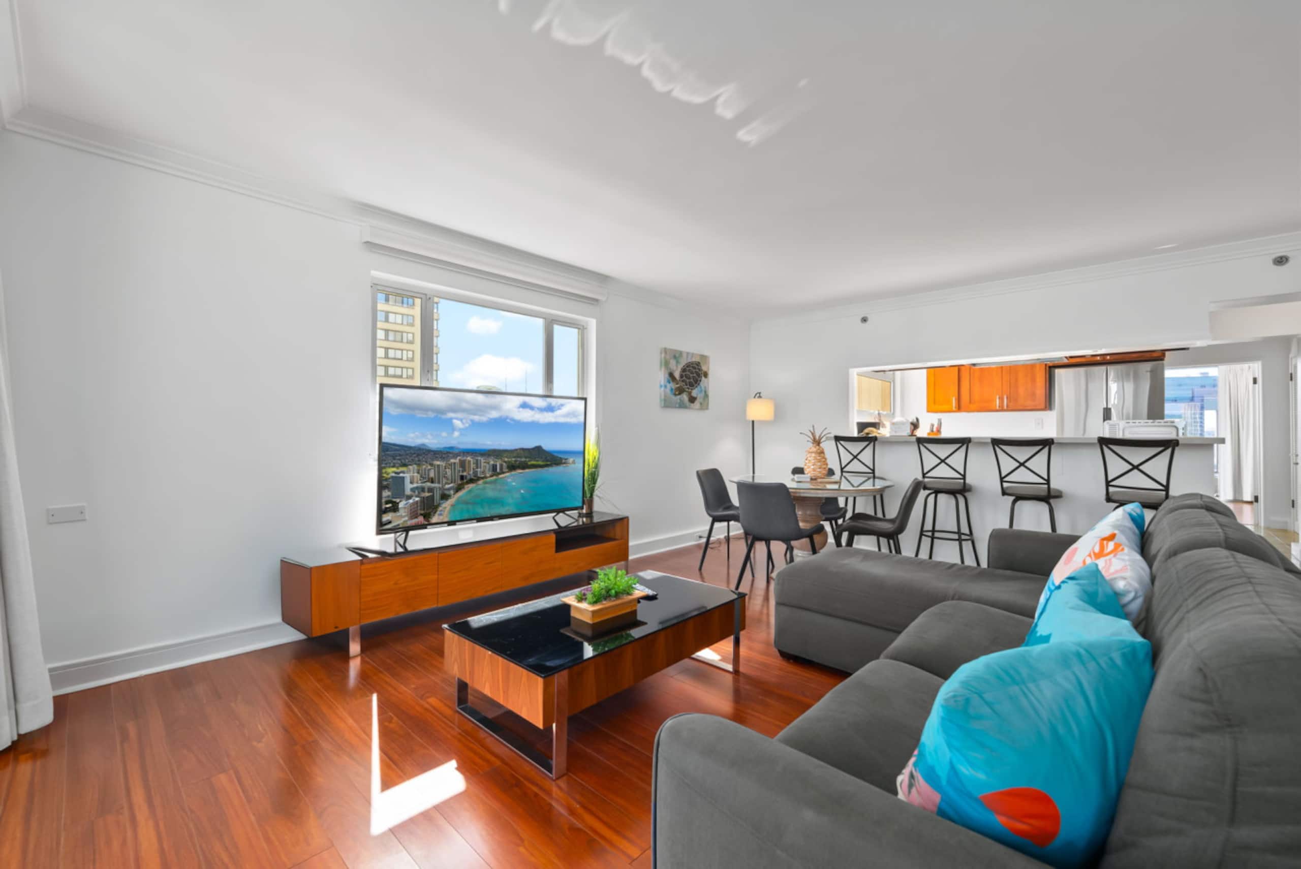 *Honu Hale: Penthouse 2 BDR Ocean View Waikiki* - Image 16