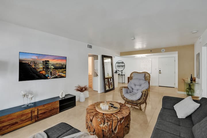 Cozy Beachfront 2 Bdr Miami Beach Condo 1114 - Miami Beach, FL