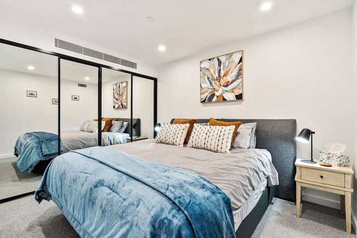 Descansa tranquilo en el segundo dormitorio, que también ofrece una cama tamaño king. Guarda tus pertenencias en batas de espejo de pared a pared.