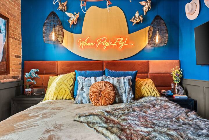 The Songbird – Luxury Penthouse, Walk to Broadway gallery image 4