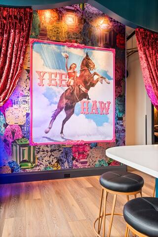 The Songbird – Luxury Penthouse, Walk to Broadway gallery image 2