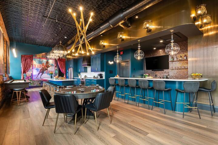 The Songbird – Luxury Penthouse, Walk to Broadway gallery image 3