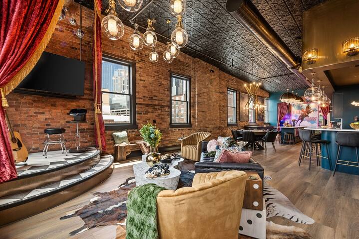 The Songbird – Luxury Penthouse, Walk to Broadway gallery image 5