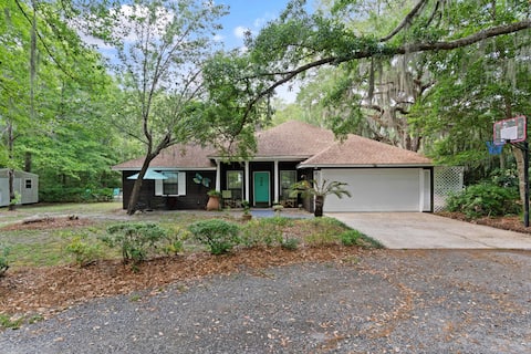 *Pool *Hot tub *Fire pit *Fence *Game room *Privat