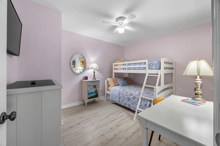 Etagenbettzimmer mit zwei Einzelbetten über dem Doppelbett