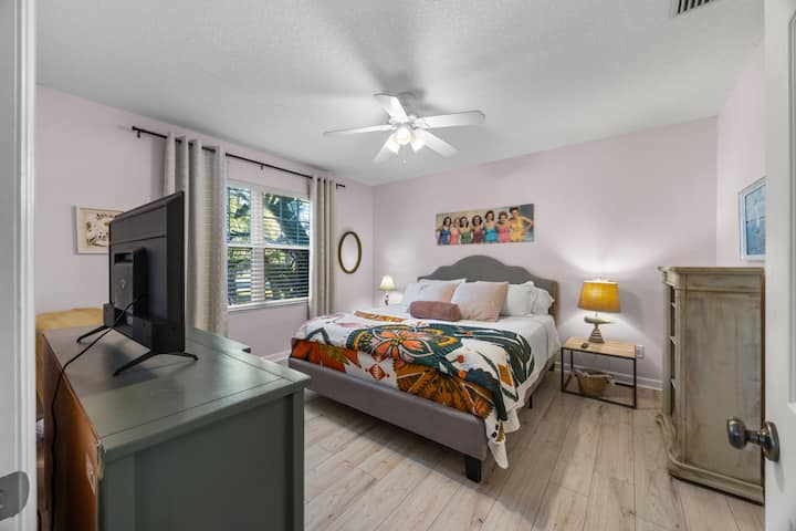 Hauptschlafzimmer mit California-King-Size-Bett