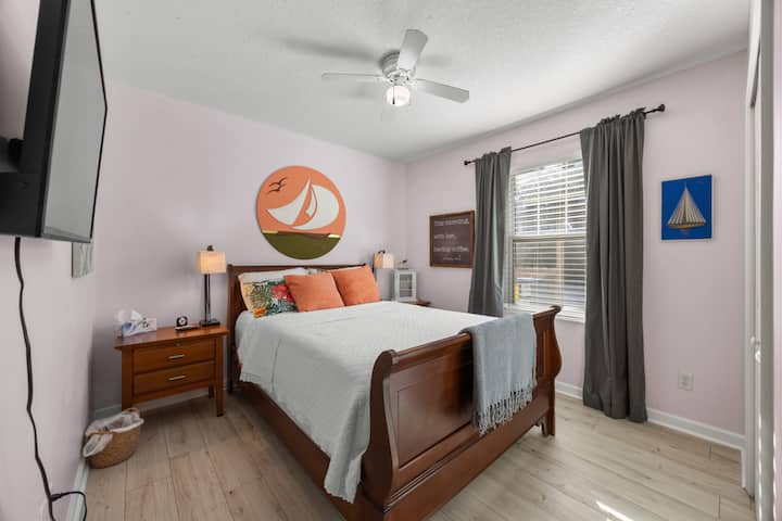 Schlafzimmer mit Queensize-Bett, Smart-TV und Verdunkelungsvorhängen